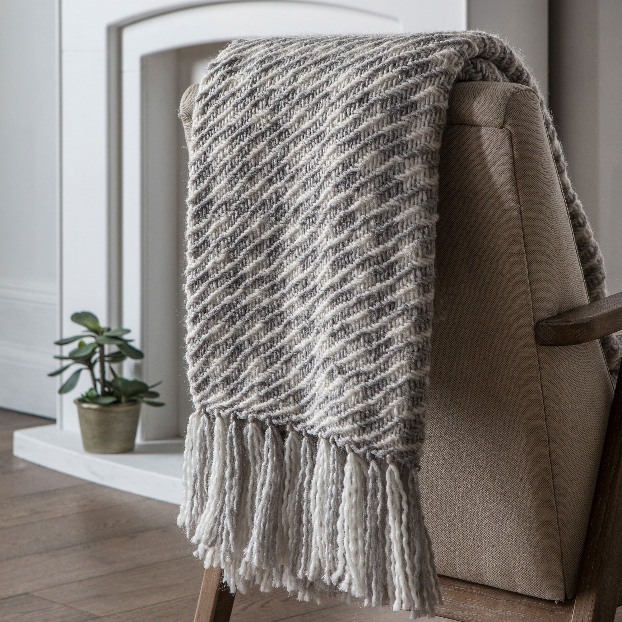 Charlotte Houndstooth Kilburn Scott Throw In Grey Cream